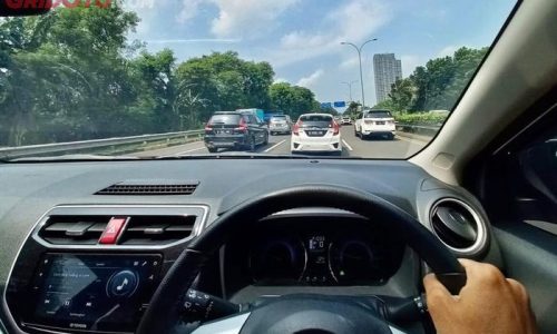 Sering Dianggap Sepele, Perlu atau Tidak Nyalakan Lampu Hazard Saat Ngerem Mendadak di Jalan Tol?
